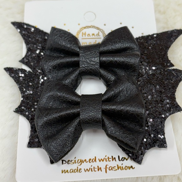 Bat 🦇 bows! - Picture 4 of 6